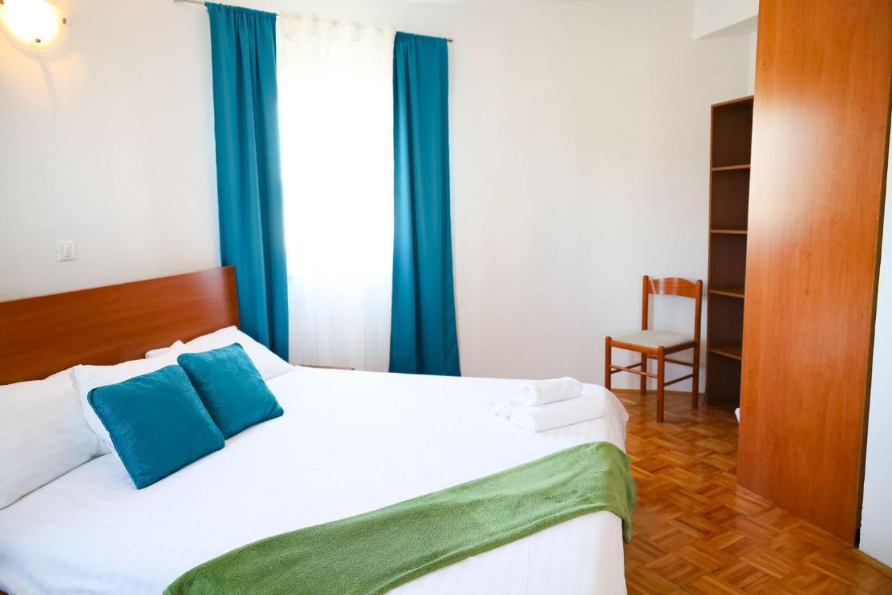 Appartement The Florens Near The With The Pool, Bbq And Kids Playground, Diklo Zadar