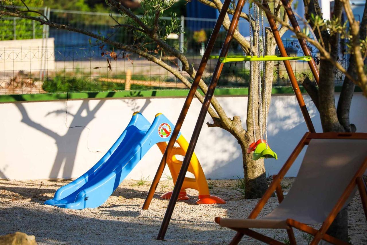 Appartement The Florens Near The With The Pool, Bbq And Kids Playground, Diklo
