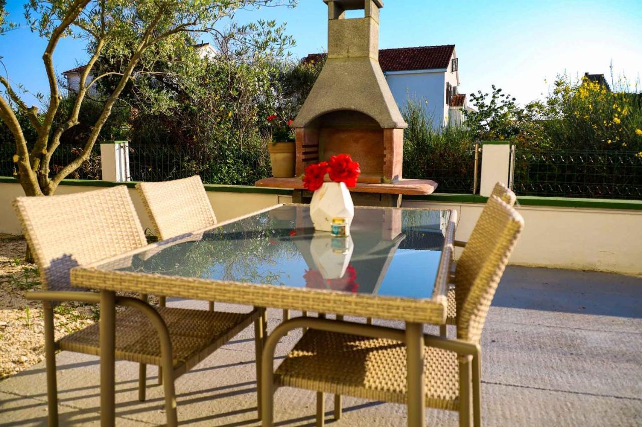 Appartement The Florens Near The With The Pool, Bbq And Kids Playground, Diklo