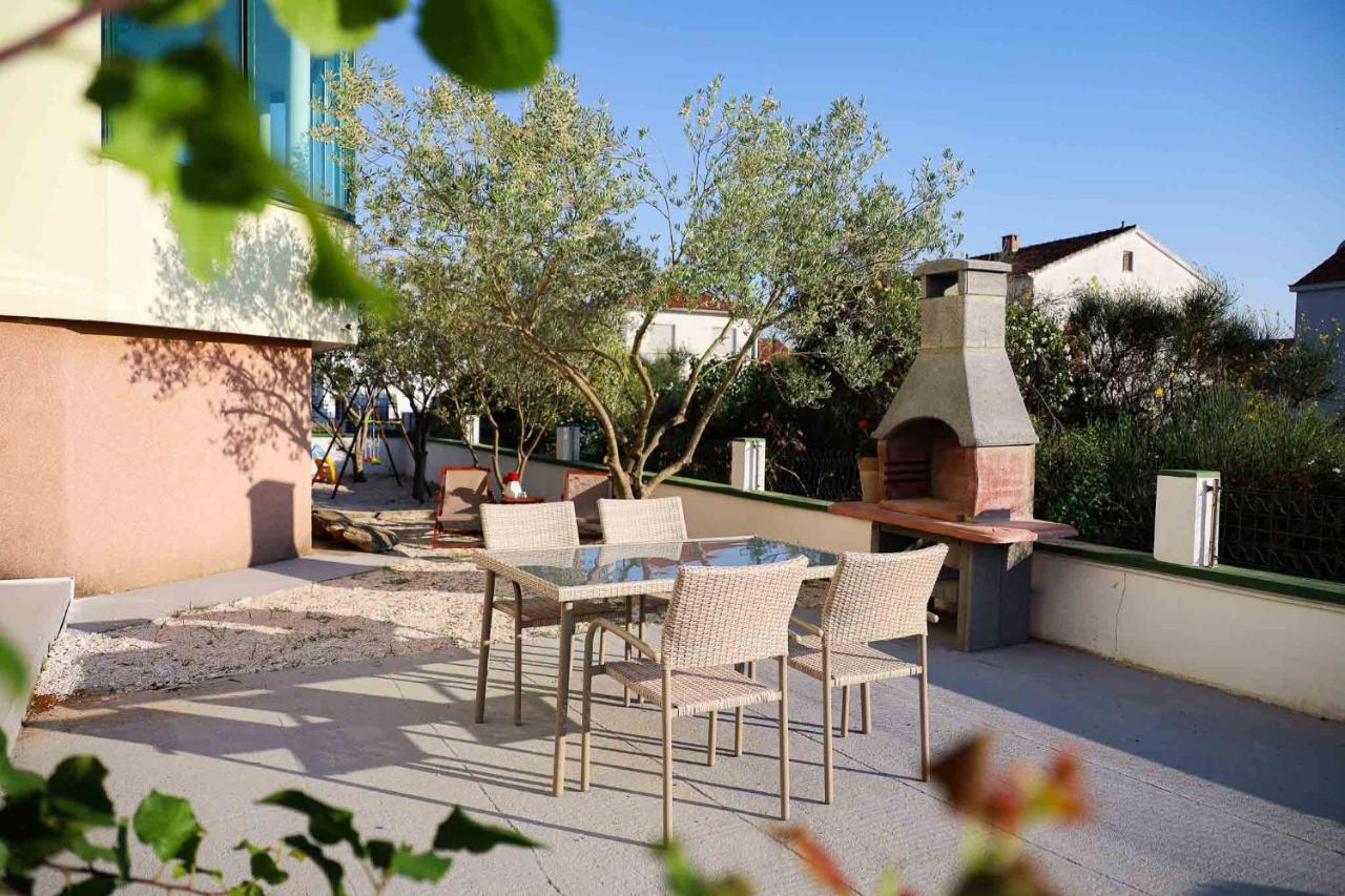 Appartement The Florens Near The With The Pool, Bbq And Kids Playground, Diklo Zadar