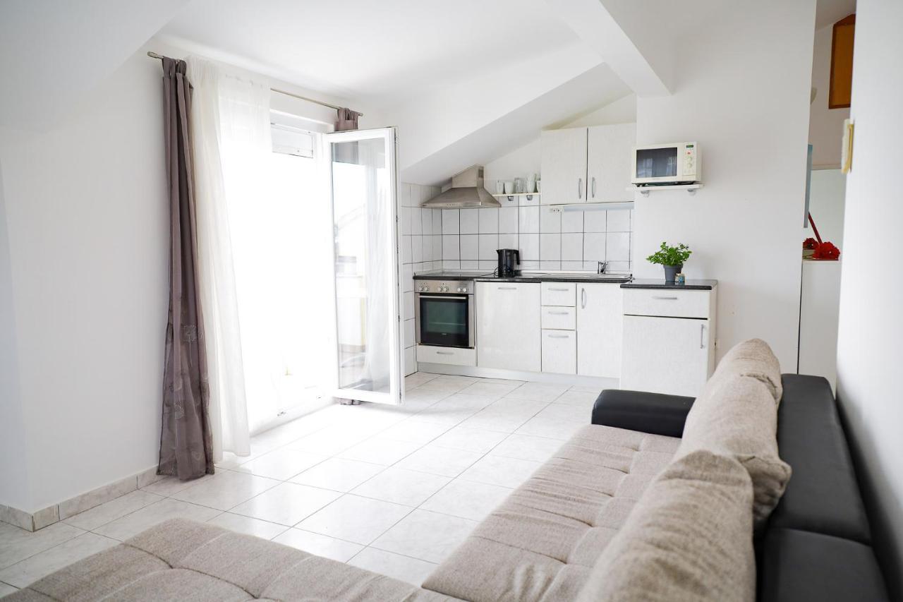 Appartement The Florens Near The With The Pool, Bbq And Kids Playground, Diklo