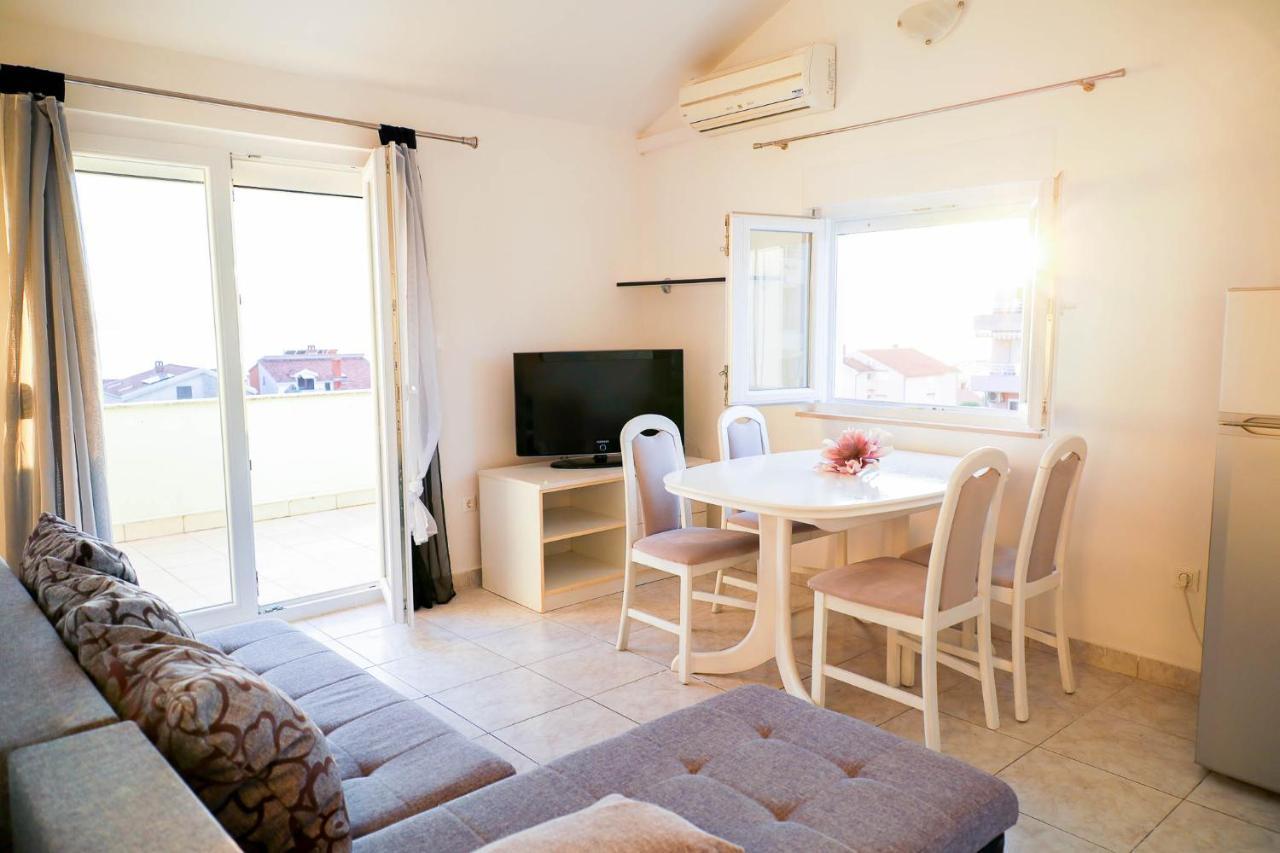 The Florens Near The With The Pool, Bbq And Kids Playground, Diklo Appartement *