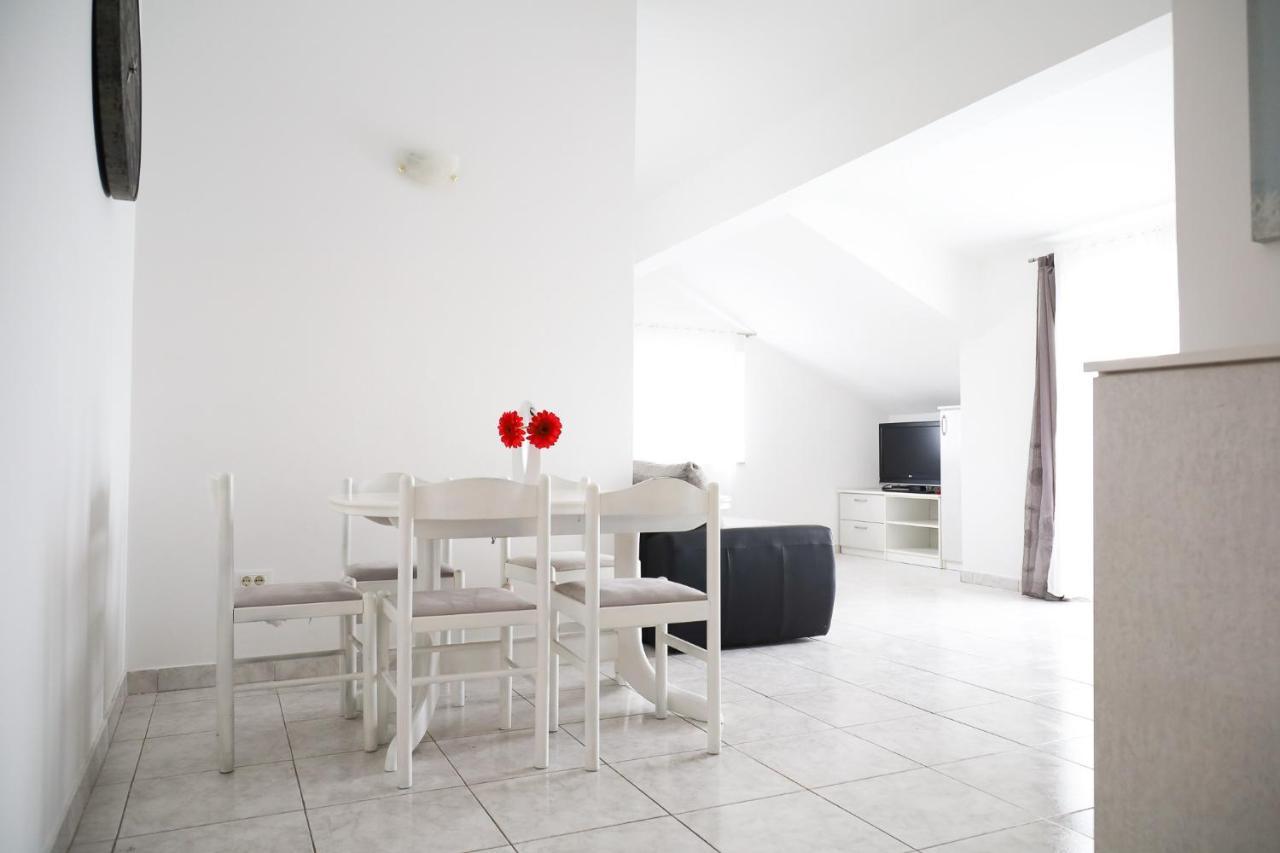 The Florens Near The With The Pool, Bbq And Kids Playground, Diklo Appartement Zadar