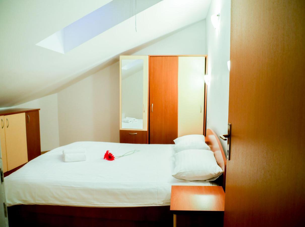 Appartement The Florens Near The With The Pool, Bbq And Kids Playground, Diklo