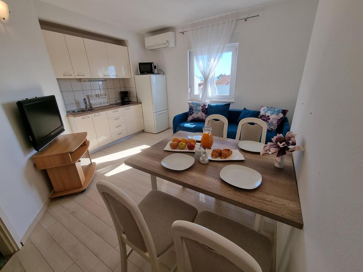 The Florens Near The With The Pool, Bbq And Kids Playground, Diklo Appartement
