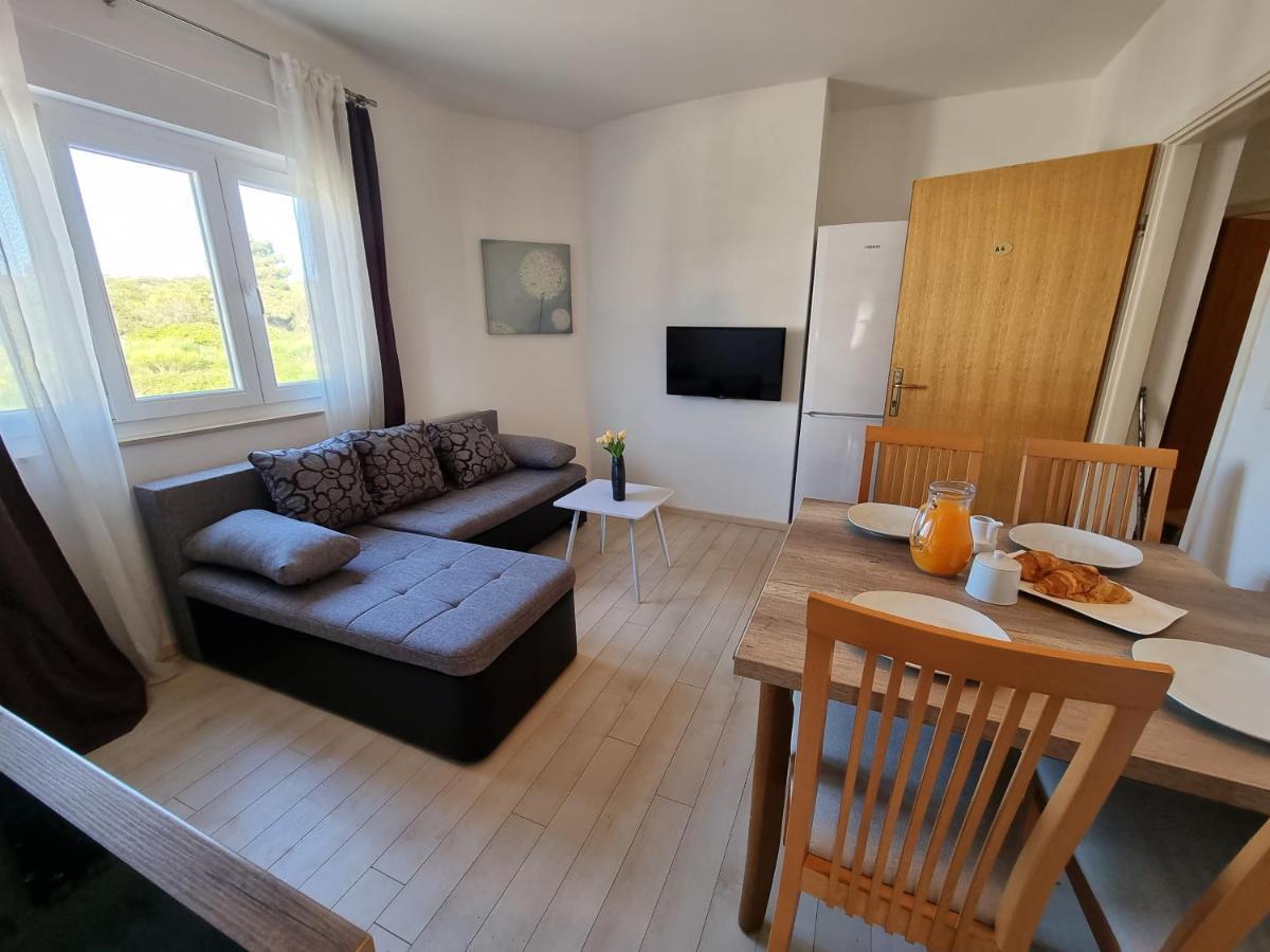 Appartement The Florens Near The With The Pool, Bbq And Kids Playground, Diklo *