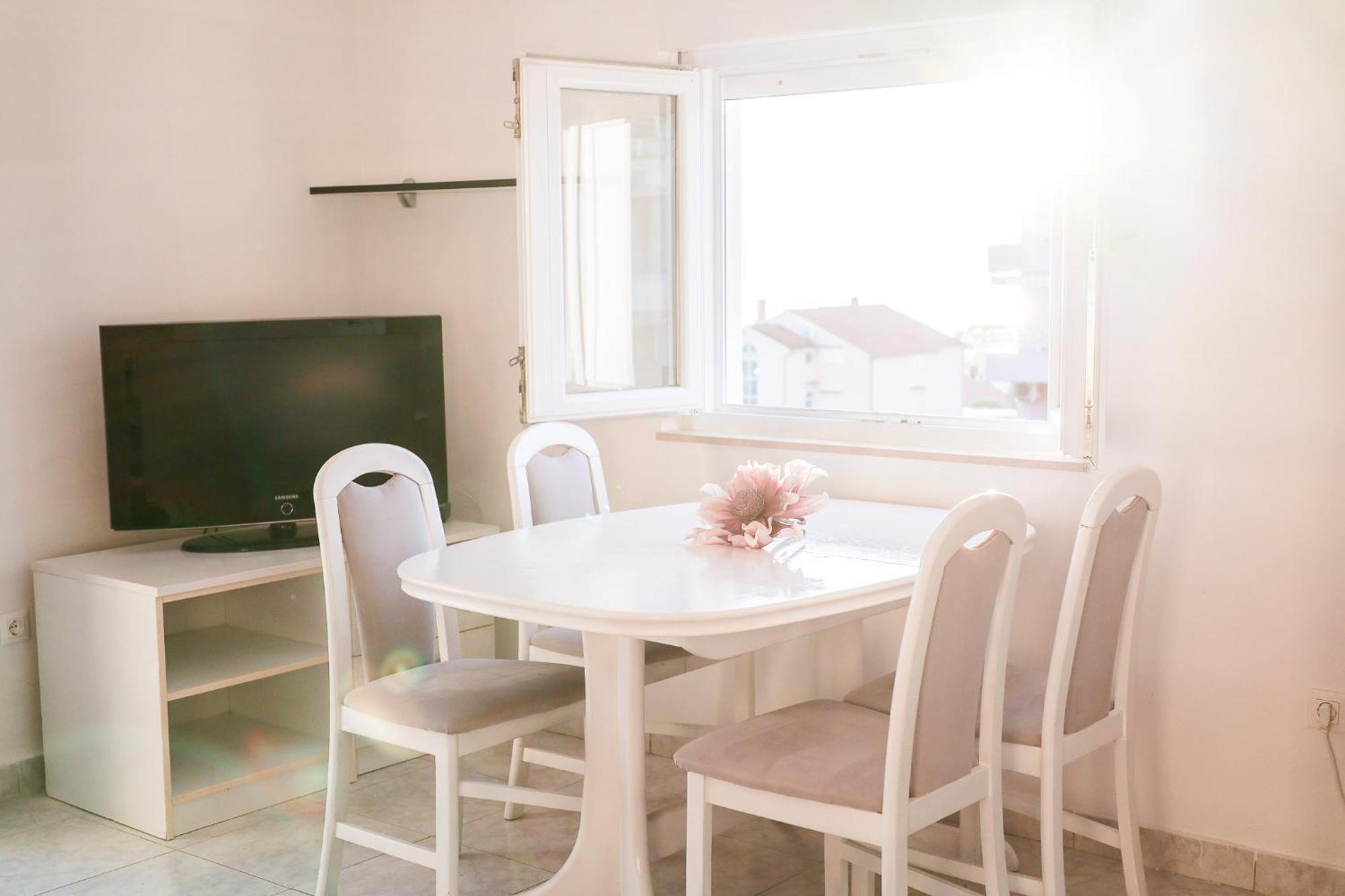 Appartement The Florens Near The With The Pool, Bbq And Kids Playground, Diklo *