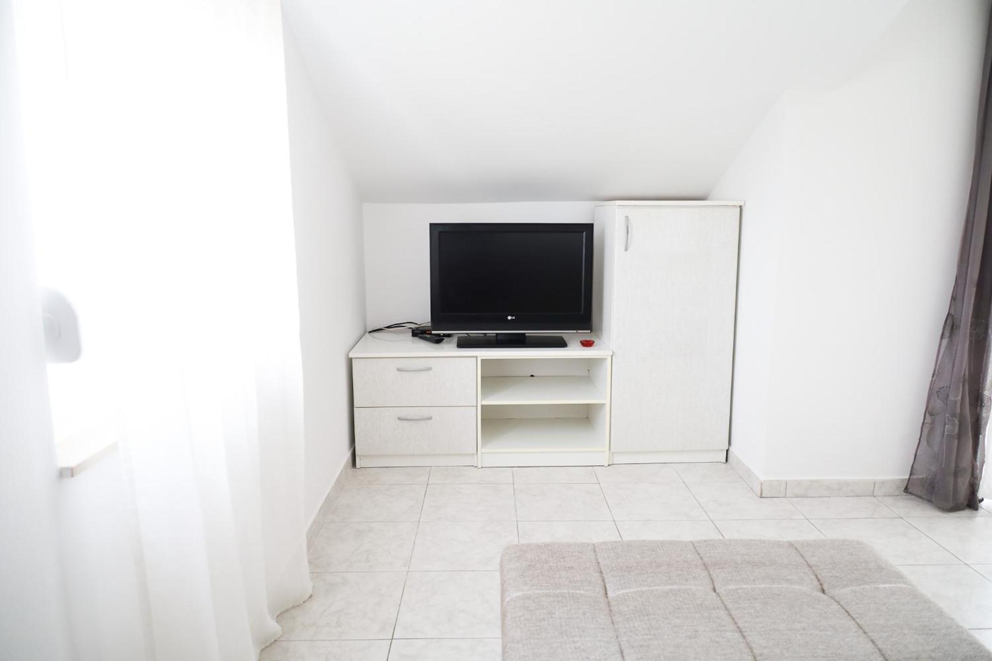 The Florens Near The With The Pool, Bbq And Kids Playground, Diklo Appartement *