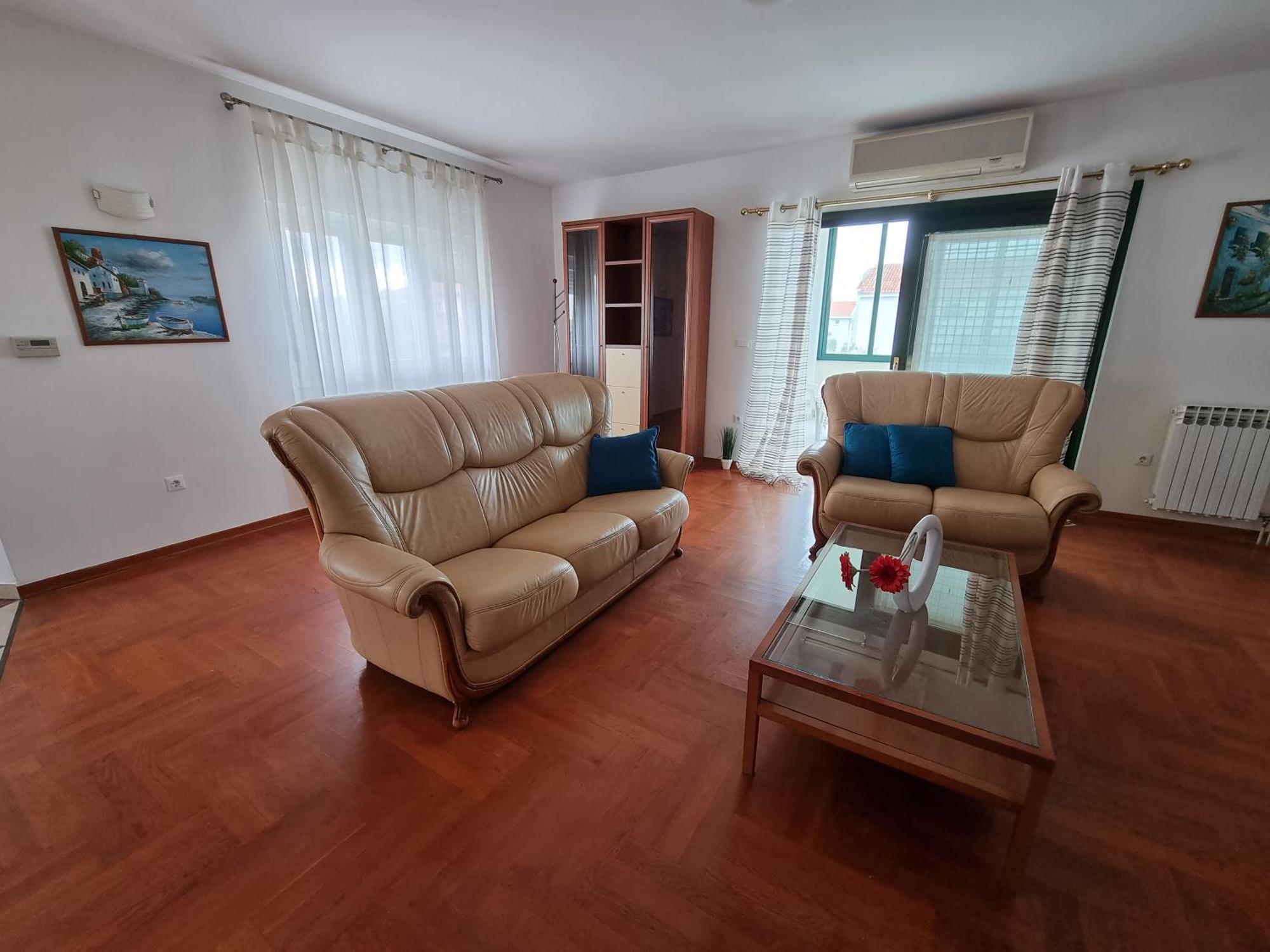 Appartement The Florens Near The With The Pool, Bbq And Kids Playground, Diklo Zadar